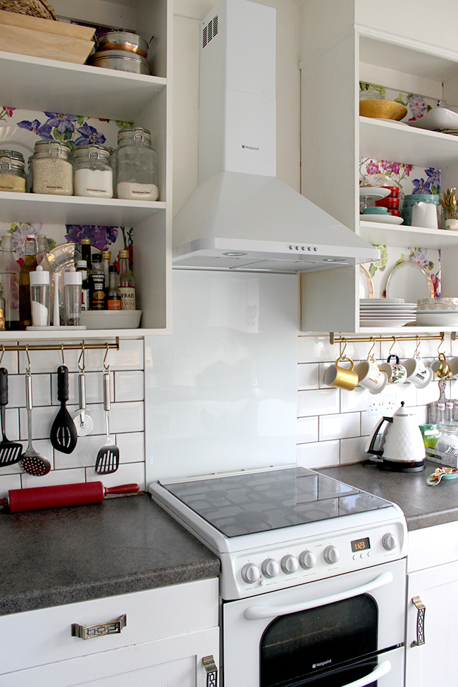 white cooker splashback and cookerhood