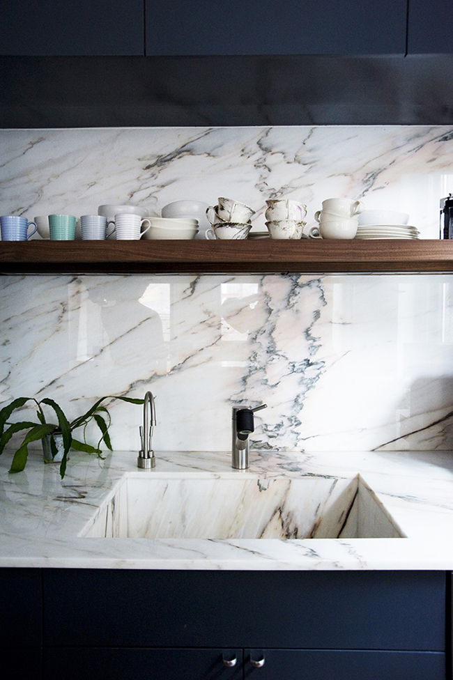 deep blue kitchen with marble tiles