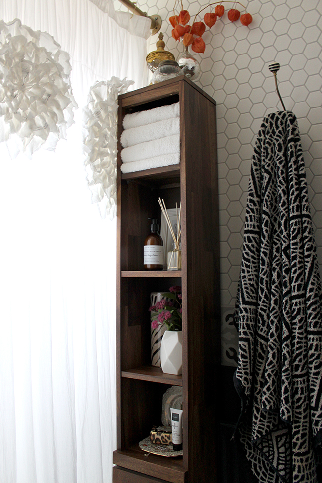 Swoon Worthy - bathroom shelf styling