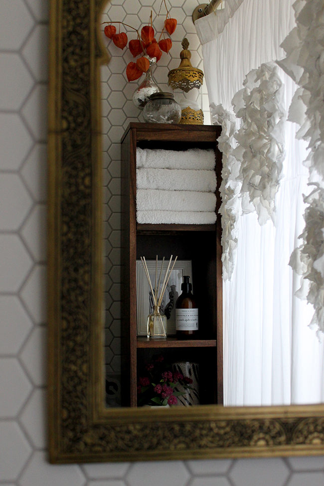 Swoon Worthy - bathroom shelf styling