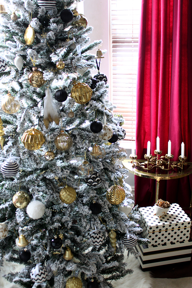 Blogger Stylin Home Tour - Christmas living room - Swoon Worthy