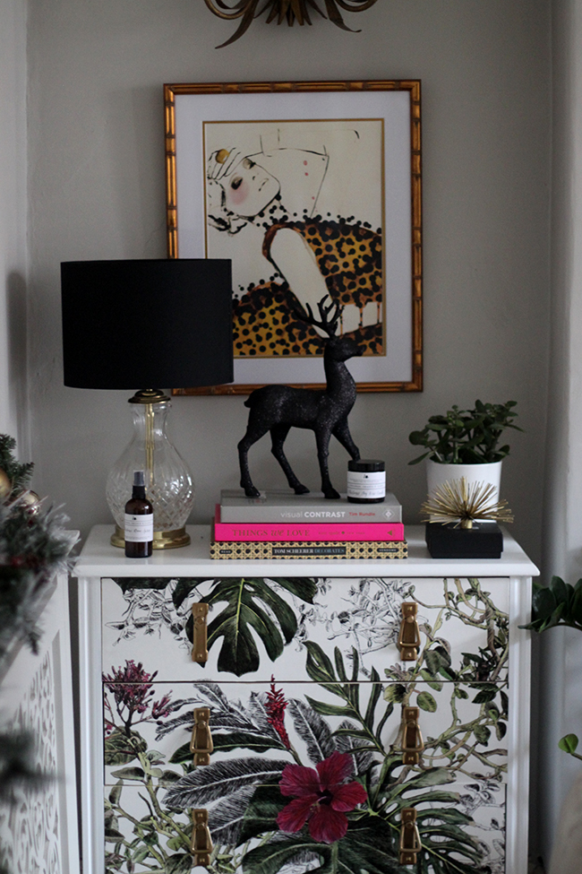 Blogger Stylin Home Tour - Christmas living room - Swoon Worthy