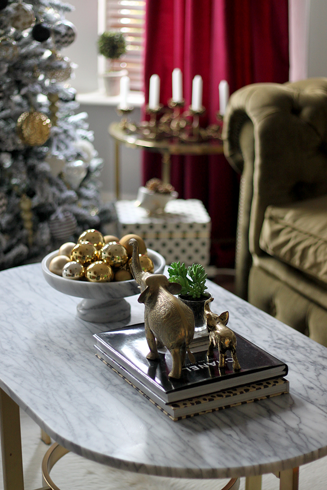 Blogger Stylin Home Tour - Christmas living room - Swoon Worthy