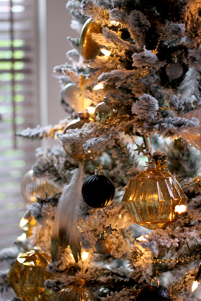 Blogger Stylin Home Tour - Christmas living room - Swoon Worthy