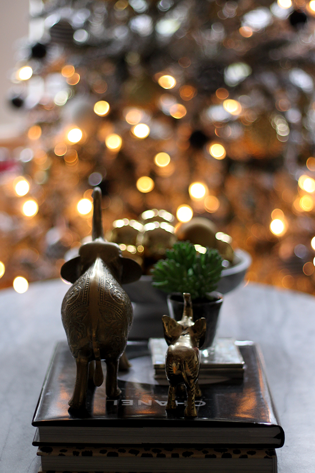 Blogger Stylin Home Tour - Christmas living room - Swoon Worthy