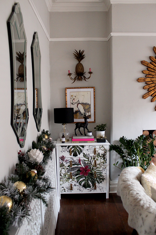 Blogger Stylin Home Tour - Christmas living room - Swoon Worthy