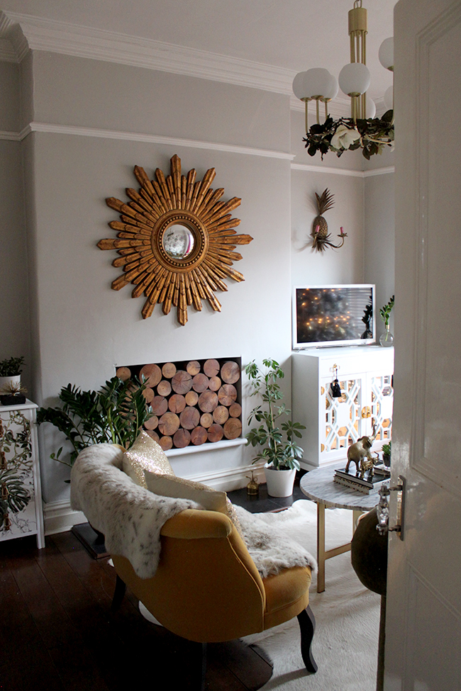 Blogger Stylin Home Tour - Christmas living room - Swoon Worthy