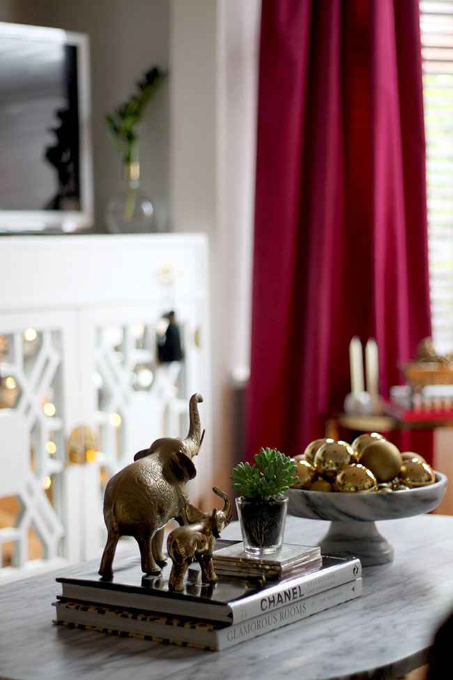 Blogger Stylin Home Tour - Christmas living room - Swoon Worthy