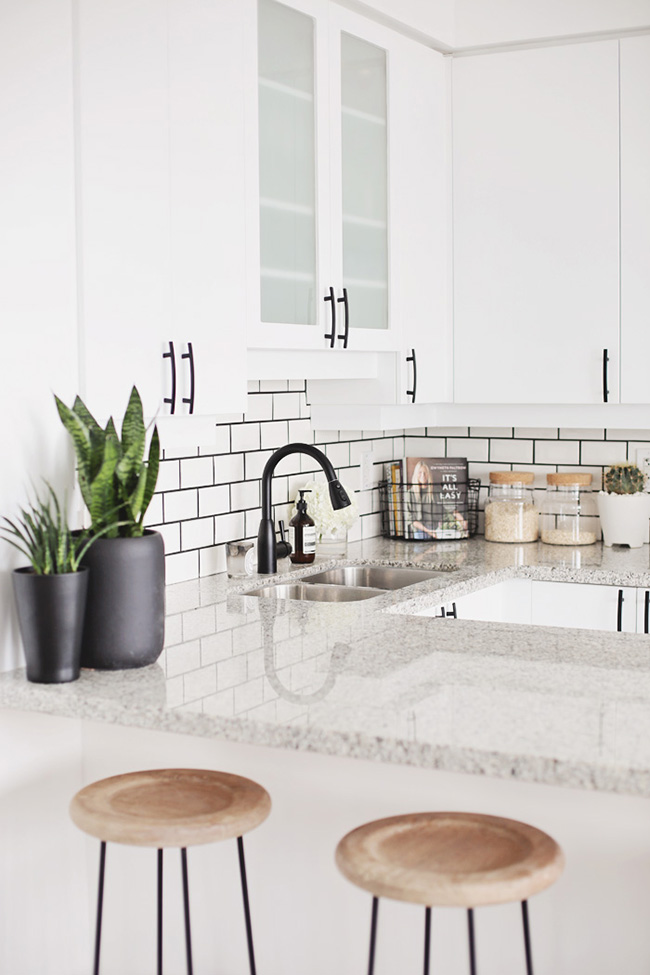 white-subway-tiles-with-black-grout-and-black-faucet