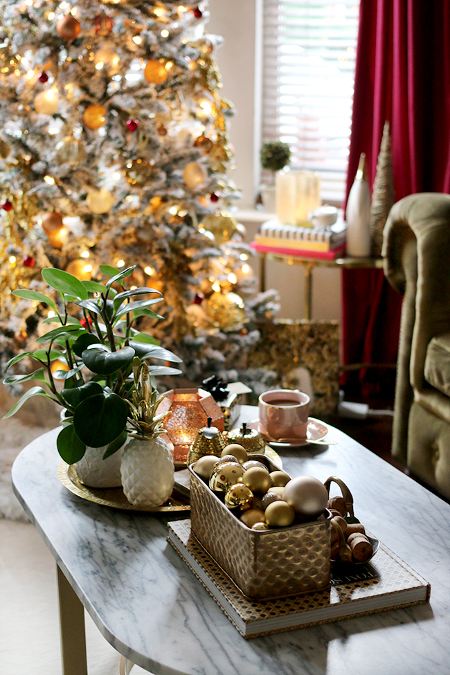 Eclectic boho glam Christmas decorating in gold copper and red - see more at www.swoonworthy.org