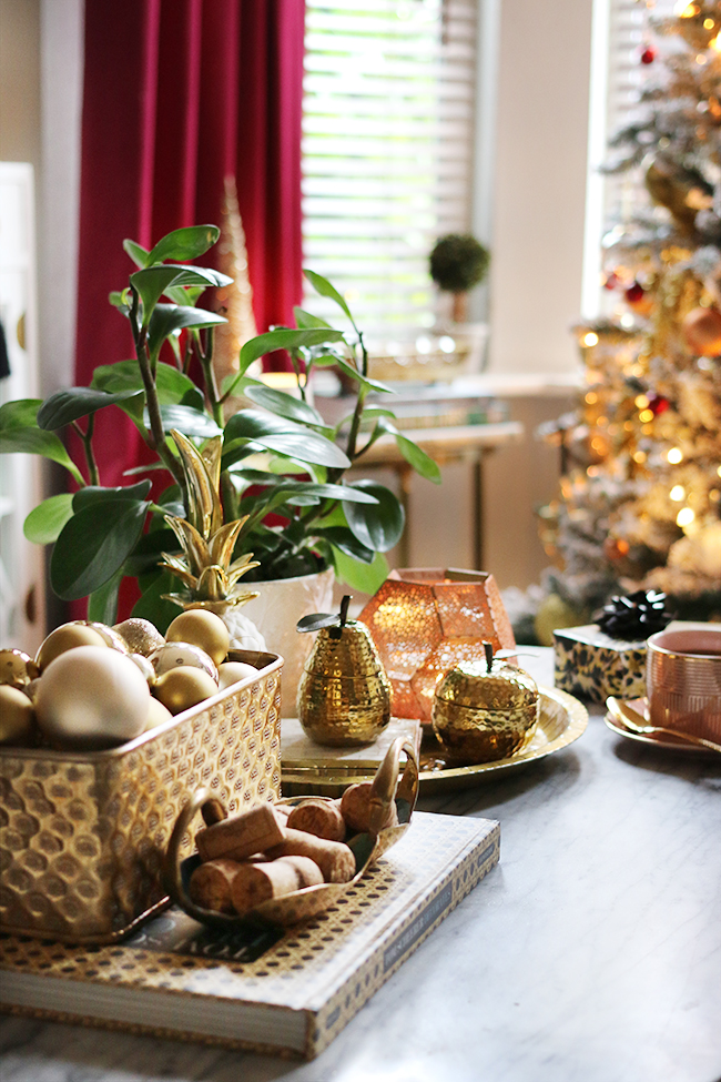 Eclectic boho glam Christmas decorating in gold copper and red - see more at www.swoonworthy.org