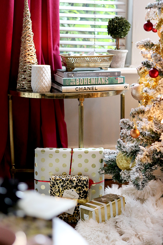 eclectic boho glam christmas decor with flocked tree in gold and red - see more on www.swoonworthy.org