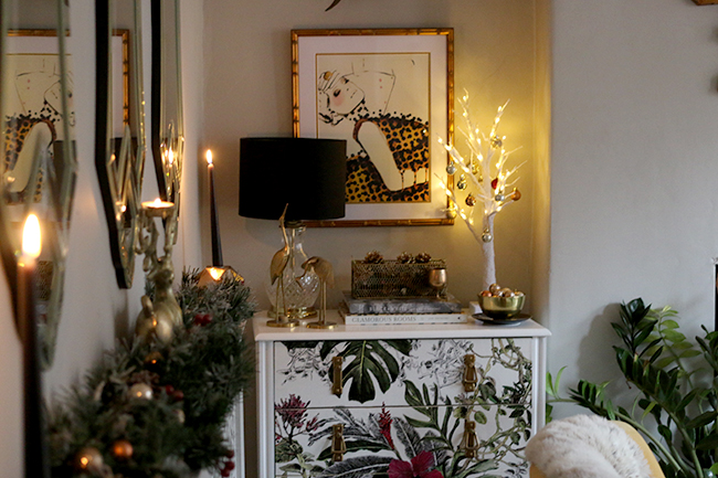 eclectic boho glam christmas decor in gold with tropical print wallpaper - see more at www.swoonworthy.org