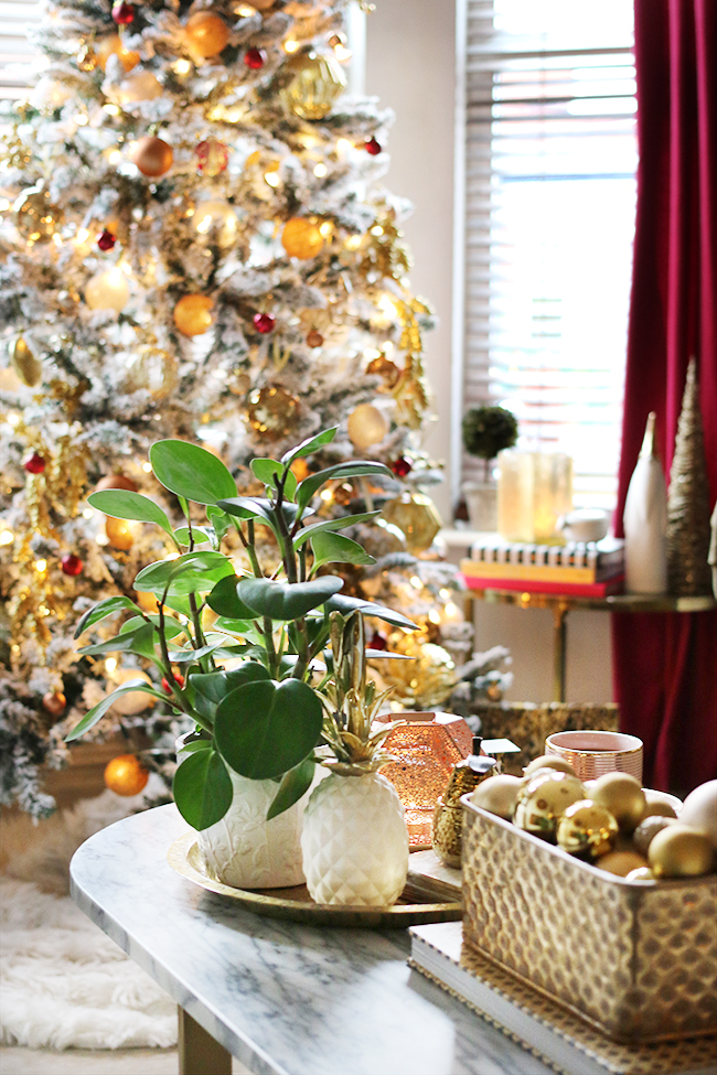 Eclectic boho glam Christmas decorating in gold copper and red - see more at www.swoonworthy.org