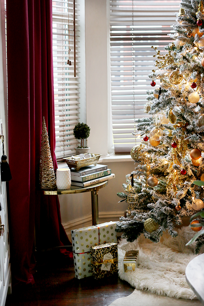 eclectic boho glam christmas decor with flocked tree in gold and red - see more on www.swoonworthy.org