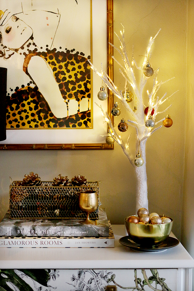 eclectic boho glam christmas decor in gold with tropical print wallpaper - see more at www.swoonworthy.org