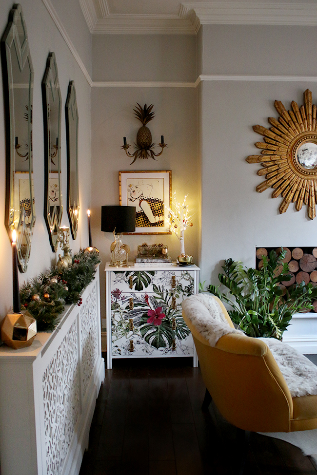 eclectic boho glam christmas decor in gold with tropical print wallpaper - see more at www.swoonworthy.org