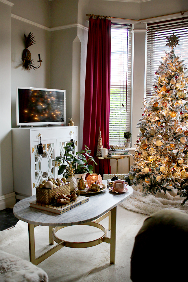 Eclectic boho glam Christmas decorating in gold copper and red - see more at www.swoonworthy.org