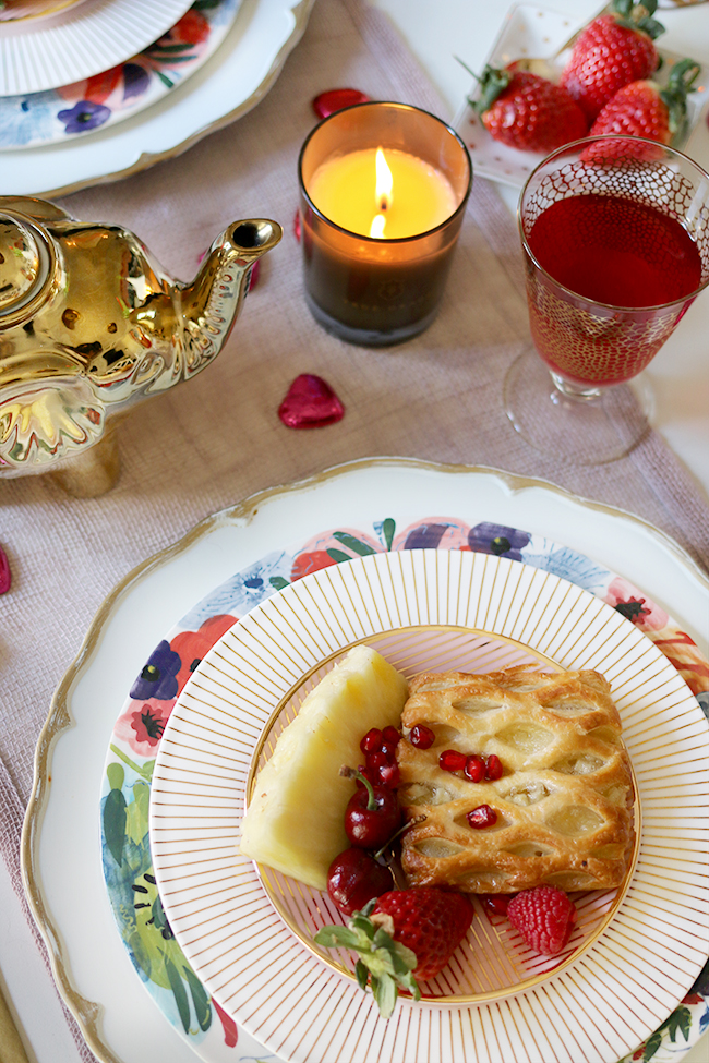 Here's how to create a romantic Valentine's Day table setting with breakfast for two