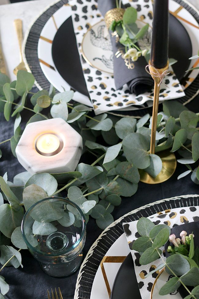 Take a look how to create an Autumn Tablescape in black white gold and green